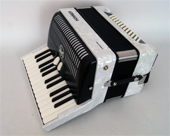 A1695 BRAVO II 60 White Аккордеон Hohner A1695