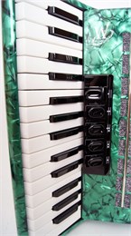 Weltmeister Kristall-III-60/30-GR Kristall Аккордеон 30/60/III/5, зеленый, с ремнями и чехлом Kristall-III-60/30-GR